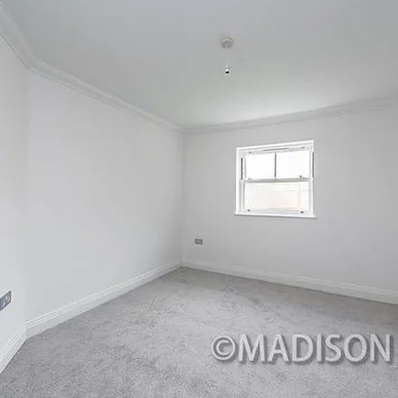 Image 3 - The Pines, London, IG8 0RW, United Kingdom - Apartment for rent