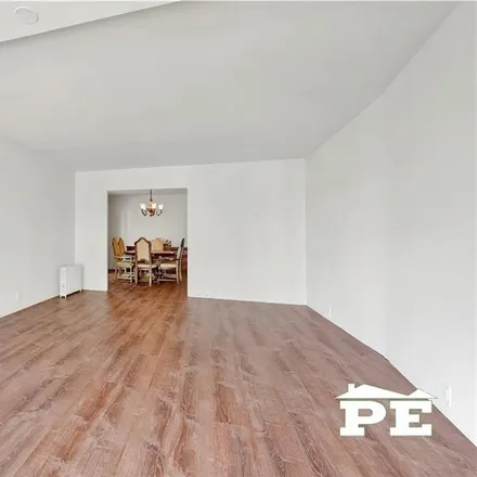 Image 8 - 2020 Kimball Street, New York, NY 11234, USA - Townhouse for sale