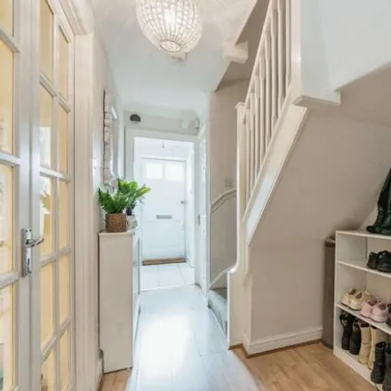 Image 7 - 22 Hampton Close, London, N11 3PR, United Kingdom - Townhouse for sale