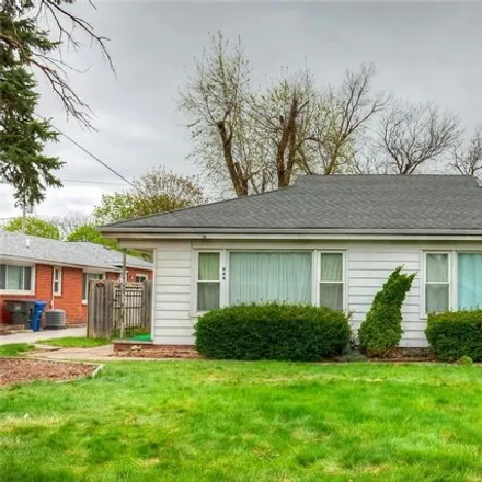 Buy this studio house on Uptown Shopping Center in 932 42nd Street, Des Moines
