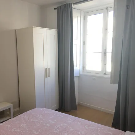 Rent this 5 bed room on Cafetaria Doce Rio in Rua de Cedofeita, 4050-257 Porto