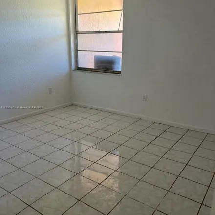 Image 2 - 1900 West 68th Street, Hialeah, FL 33014, USA - Apartment for rent