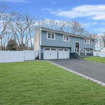 Rent this 4 bed house on 10 Shenandoah Boulevard in Brookhaven, Terryville