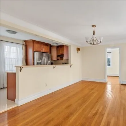 Image 7 - 99-07 70th Avenue, New York, NY 11375, USA - House for sale