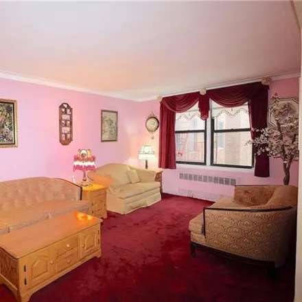 Image 4 - 3060 Ocean Avenue, New York, NY 11235, USA - Apartment for sale