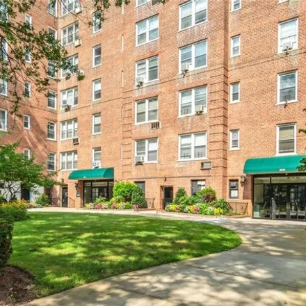 Image 2 - 27-04 Parsons Boulevard, New York, NY 11354, USA - Apartment for sale