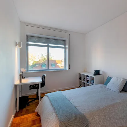 Rent this 8 bed room on Moreira de Sá in Rua de Cinco de Outubro, 4100-173 Porto