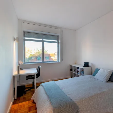 Rent this 7 bed room on Moreira de Sá in Rua de Cinco de Outubro, 4100-173 Porto