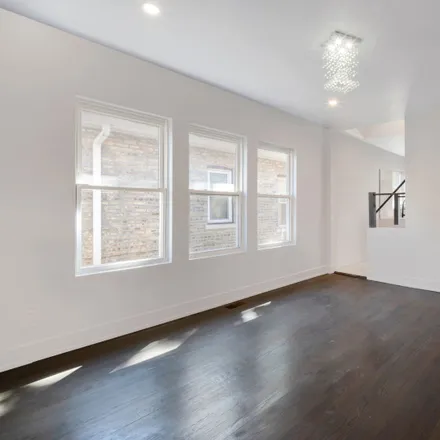 Image 5 - 8112 South Oglesby Avenue, Chicago, IL 60617, USA - House for sale