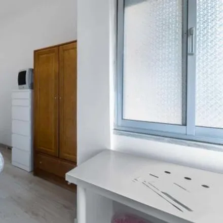 Rent this 1 bed room on Praceta das Roiçadas in 2700-363 Amadora, Portugal