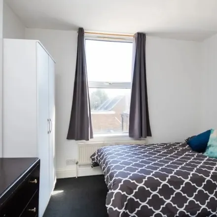 Image 2 - Taybridge Road, London, SW11 5PS, United Kingdom - Apartment for rent