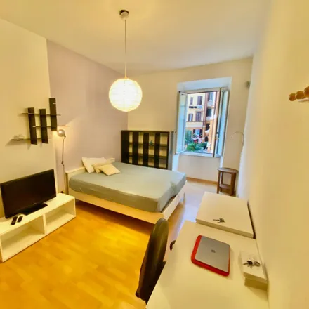 Rent this 3 bed room on 28DiVino Jazz in Via Mirandola, 21