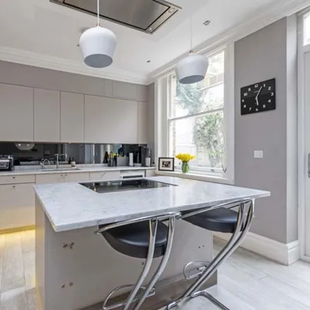 Rent this 3 bed apartment on 19 Sheffield Terrace in London, W8 7NE
