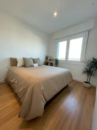 Rent this 3 bed room on Carrer de Ramon Rocafull in 65, 08001 Barcelona