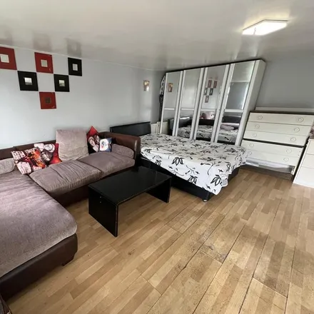 Rent this studio apartment on Blossom Waye in London, TW5 9EF
