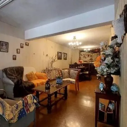 Buy this 3 bed house on Manuel Montagut in Distrito Luzuriaga, 5516 Maipú