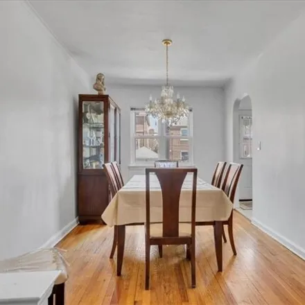 Image 3 - 1918 Radcliff Avenue, New York, NY 10462, USA - House for sale