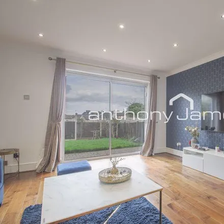 Image 3 - Holmsdale Grove, London, DA7 6NY, United Kingdom - House for rent