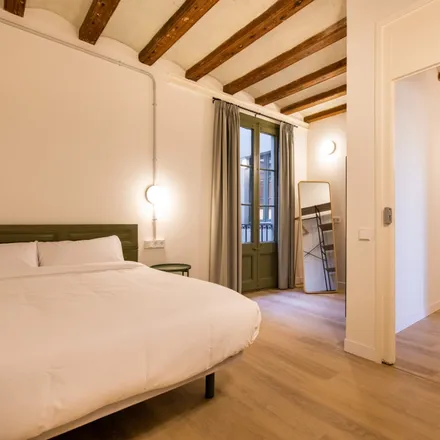 Rent this 1 bed room on SNOOKER - Cocteles y Billarea in Carrer de Roger de Llúria, 42