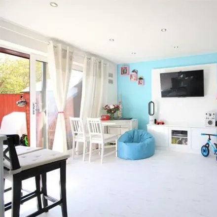 Image 3 - Frampton Road, London, TW4 5ED, United Kingdom - House for rent