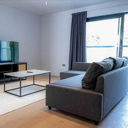 Rent this 3 bed apartment on Cowley Business Park in London, UB8 2AL