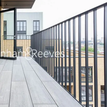 Image 5 - 3 Ryeland Boulevard, London, SW18 1UE, United Kingdom - Apartment for rent