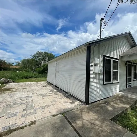 Image 4 - 507 East Commons Street, Refugio, TX 78377, USA - House for rent