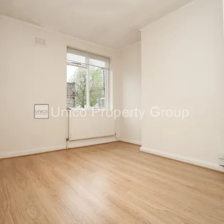 Rent this 3 bed townhouse on Tredegar Road in London, N11 2PY