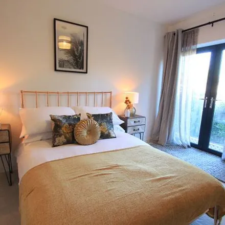 Rent this 2 bed apartment on Pedestrian & Cyclist Routefinder in Gloucester Road, Patchway