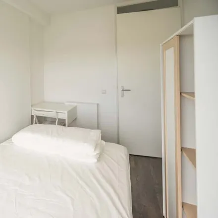 Rent this 4 bed room on Jan van Zutphenstraat 251 in 1069 RR Amsterdam, Netherlands