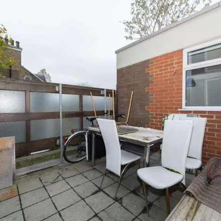 Image 2 - Mondragon House, Old Vicarage, 49 Guildford Road, Stockwell Park, London, SW8 2DF, United Kingdom - Apartment for rent