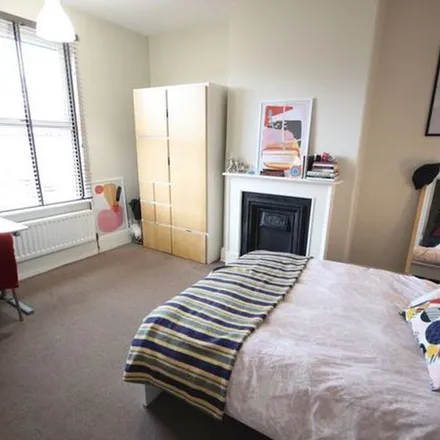 Image 4 - Beechwood View, Leeds, LS4 2LP, United Kingdom - Townhouse for rent