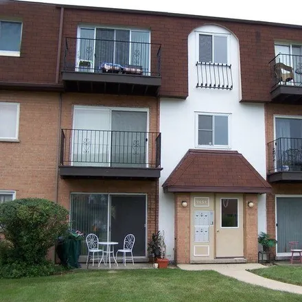 Buy this 2 bed condo on 9464 Bay Colony Dr Apt 3S in Des Plaines, Illinois