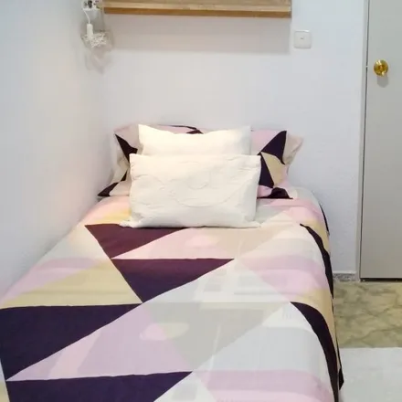 Rent this 4 bed room on Pasaje de Teba in 18011 Granada, Spain
