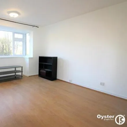 Image 2 - 29 Gerrards Close, Oakwood, London, N14 4RH, United Kingdom - Apartment for rent