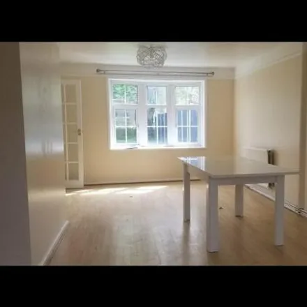 Image 2 - Hithercroft Road, High Wycombe, HP13 5RB, United Kingdom - Townhouse for rent