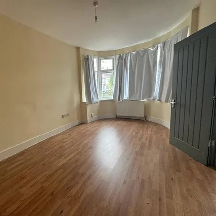 Image 6 - Eastern Avenue, London, IG4 5AS, United Kingdom - Townhouse for rent