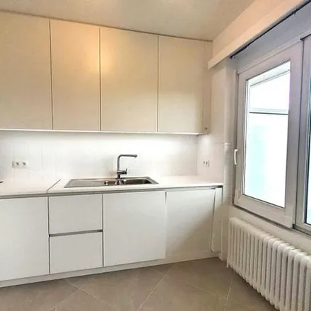 Rent this 2 bed apartment on Avenue Paul Hymans - Paul Hymanslaan 41 in 1200 Woluwe-Saint-Lambert - Sint-Lambrechts-Woluwe, Belgium