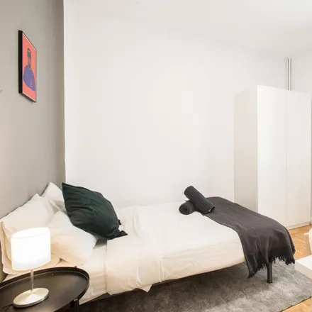 Rent this 4 bed room on Calle de Toledo in 98, 28005 Madrid