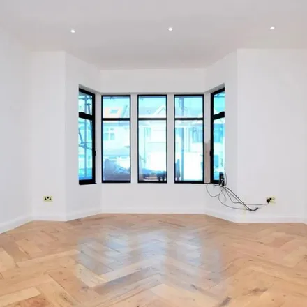 Rent this 5 bed apartment on Hurstbourne Gardens in London, IG11 9UX