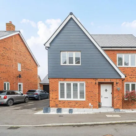 Buy this 4 bed house on unnamed road in Hedge End, SO32 2SG