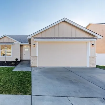 Buy this 3 bed house on 898 East Montana Avenue in Hermiston, OR 97838