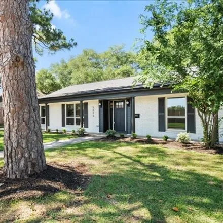 Image 2 - 5642 Lymbar Drive, Houston, TX 77096, USA - House for sale