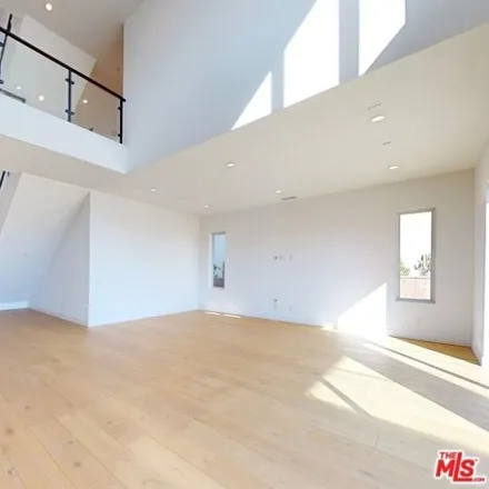 Image 4 - 20282 Willoughby Lane, Los Angeles, CA 91326, USA - House for sale