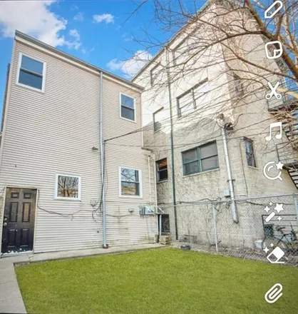Image 2 - 3310 West Beach Avenue, Chicago, IL 60651, USA - House for sale