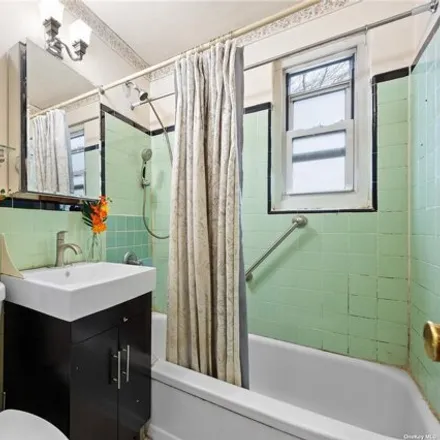 Image 9 - 218-12 68th Avenue, New York, NY 11364, USA - Apartment for sale