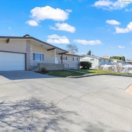 Buy this 5 bed house on 5305 West Tucannon Avenue in Kennewick, WA 99336