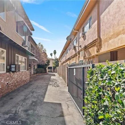 Image 8 - 10888 Blix Street, Los Angeles, CA 91602, USA - House for sale