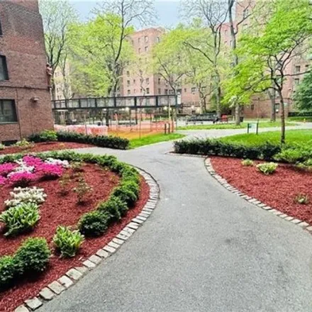 Buy this 2 bed condo on 1505 Archer Rd Apt 2d in New York, 10462