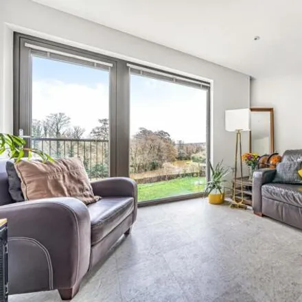 Image 5 - Walnut Tree Close, Guildford, GU1 4TT, United Kingdom - Apartment for sale